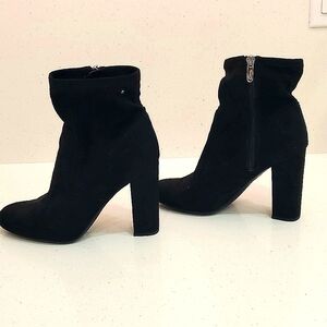 Black suede ankle boots EUC